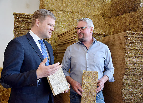 Bezirkstagspräsident Dr. Olaf Heinrich im Gespräch mit Gerhard Huppenberger
