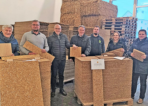 Gruppenfoto inmitten der Strohdämm- und Putzträgerplatten